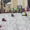 Děti si užívají první sníh