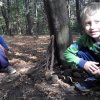 Skřítkování - Děti stavěly v lese broučkům a beruškám domečky z přírodnin